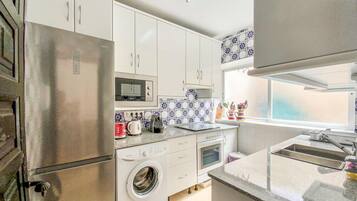 Réfrigérateur, plaque de cuisson, lave-vaisselle, cafetiÚre/bouilloire