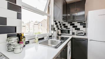 Standard Apartment | Private kitchen | Full-size fridge, microwave, oven, stovetop