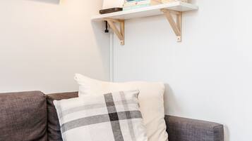 Standard Apartment | Living room | 32-inch flat-screen TV with cable channels, LED TV