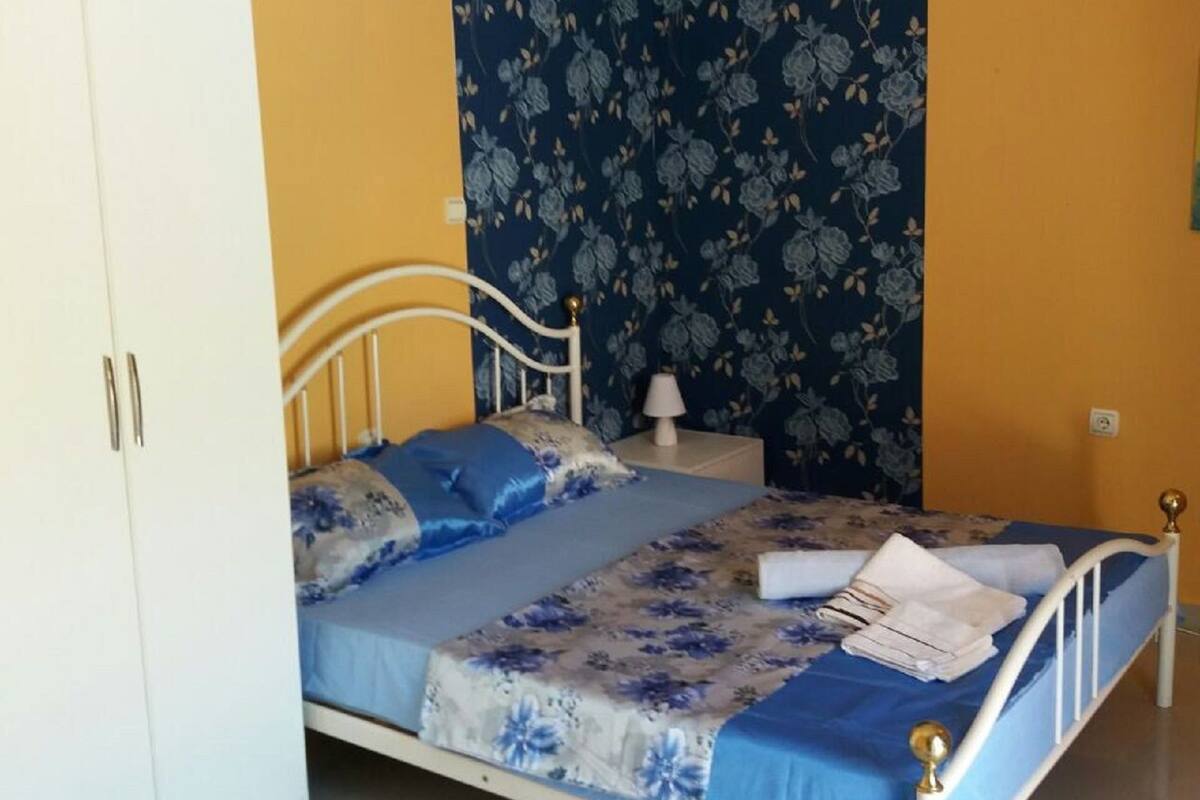 Premium bedding, desk, free WiFi