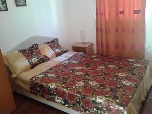 Premium bedding, desk, free WiFi