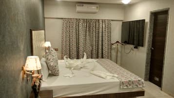 Premium Triple Room | 1 bedroom, premium bedding, minibar, in-room safe