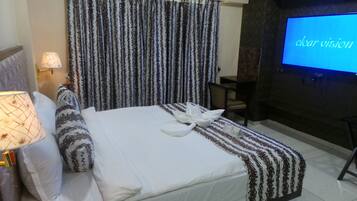 1 bedroom, premium bedding, minibar, in-room safe