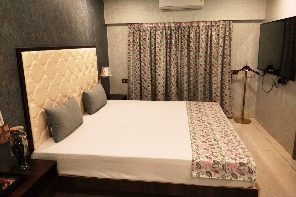 Premium Triple Room | 1 bedroom, premium bedding, minibar, in-room safe