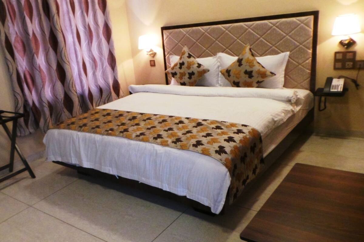 Superior Room | 1 bedroom, premium bedding, minibar, in-room safe