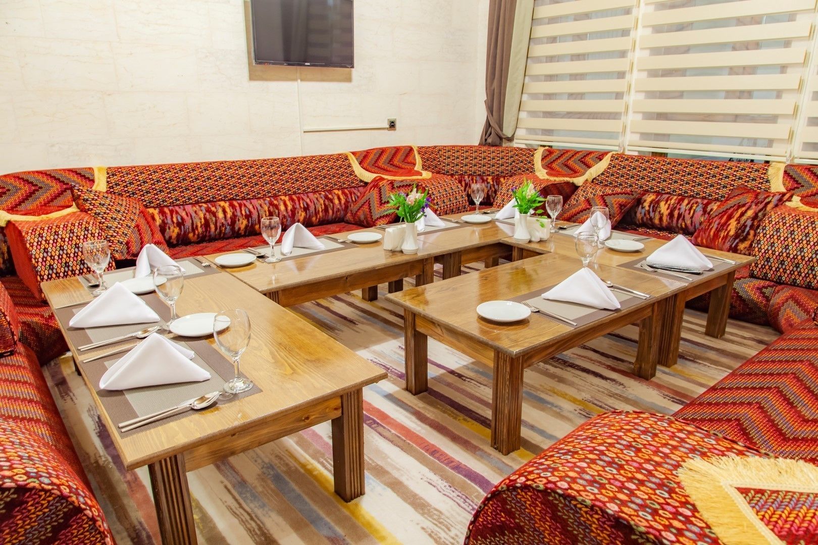 breakfast, lunch and dinner served