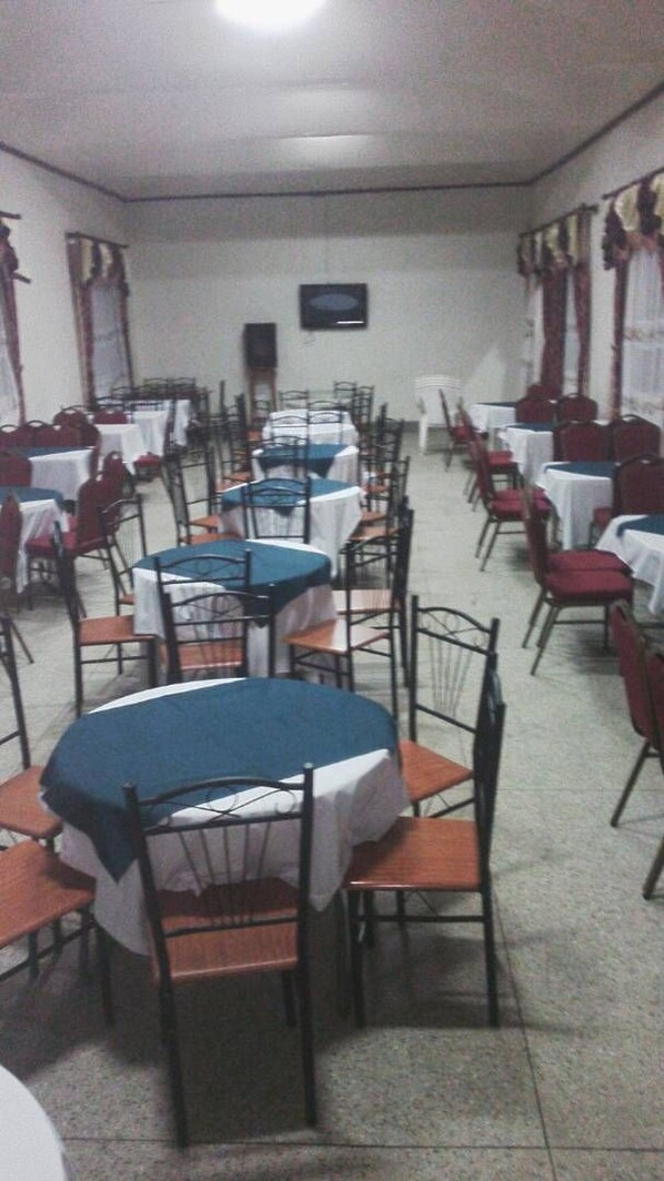 Breakfast area - Crane Resort Hotel (Ishaka)
