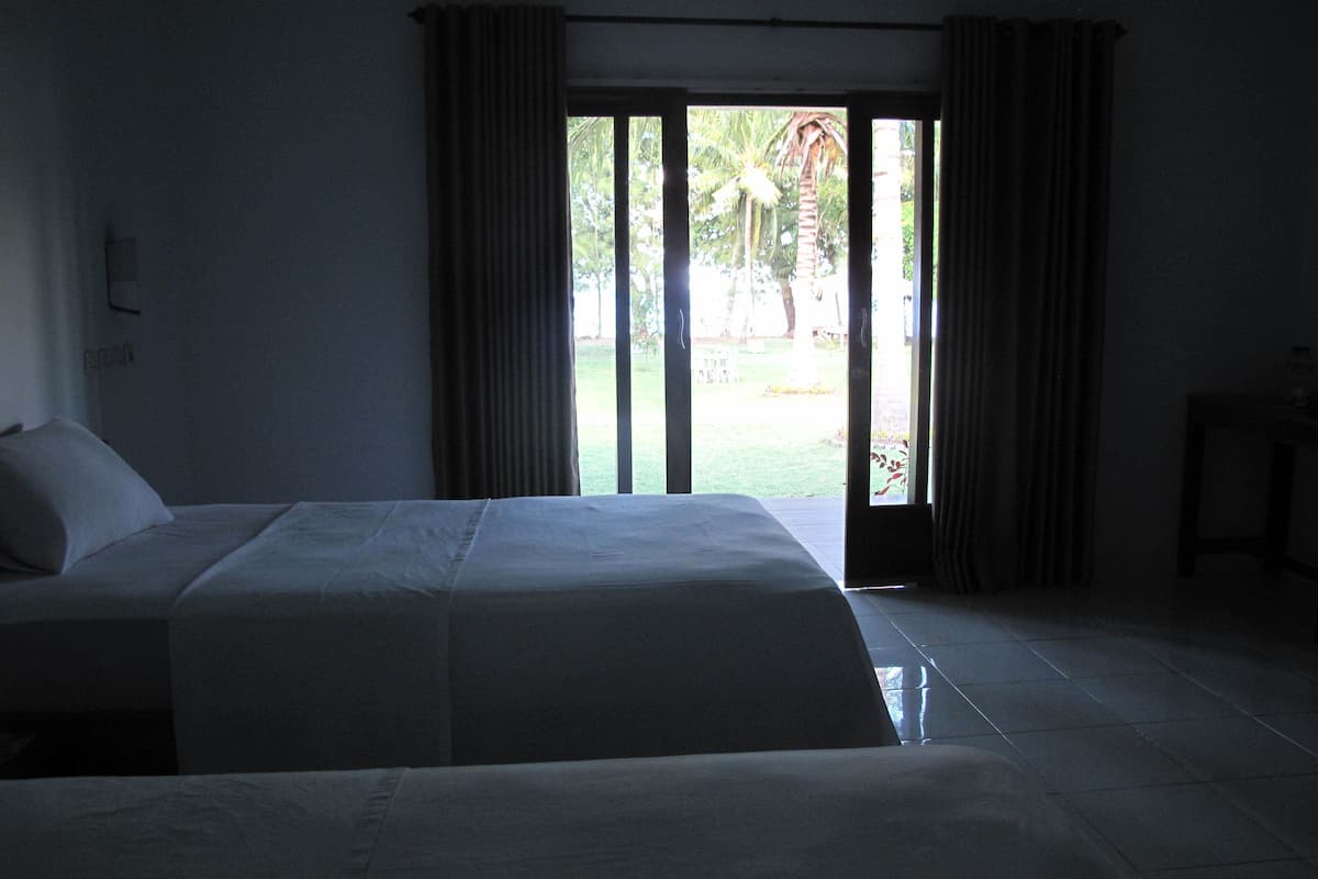 Desk, rollaway beds (surcharge), WiFi (free)