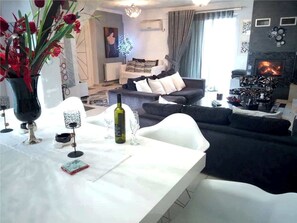 Dúplex Deluxe, 3 habitaciones | Zona de estar | Una televisión de pantalla plana, una chimenea