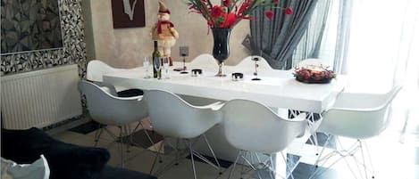 Dúplex Deluxe, 3 habitaciones | Área de sala de estar | Smart TV, chimenea, servicios de streaming y estéreo
