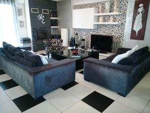 Flat-screen TV, fireplace, video game console, DVD player - Greek Hospitality (Agioi Anargyroi-Kamatero)