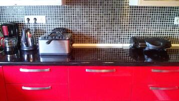 Deluxe Duplex, 3 Bedrooms | Private kitchen | Fridge, microwave, oven, stovetop