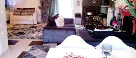 Appartement Duplex Deluxe, 3 chambres | Coin séjour | Télévision à écran plat, cheminée, console de jeux vidéo, lecteur de DVD