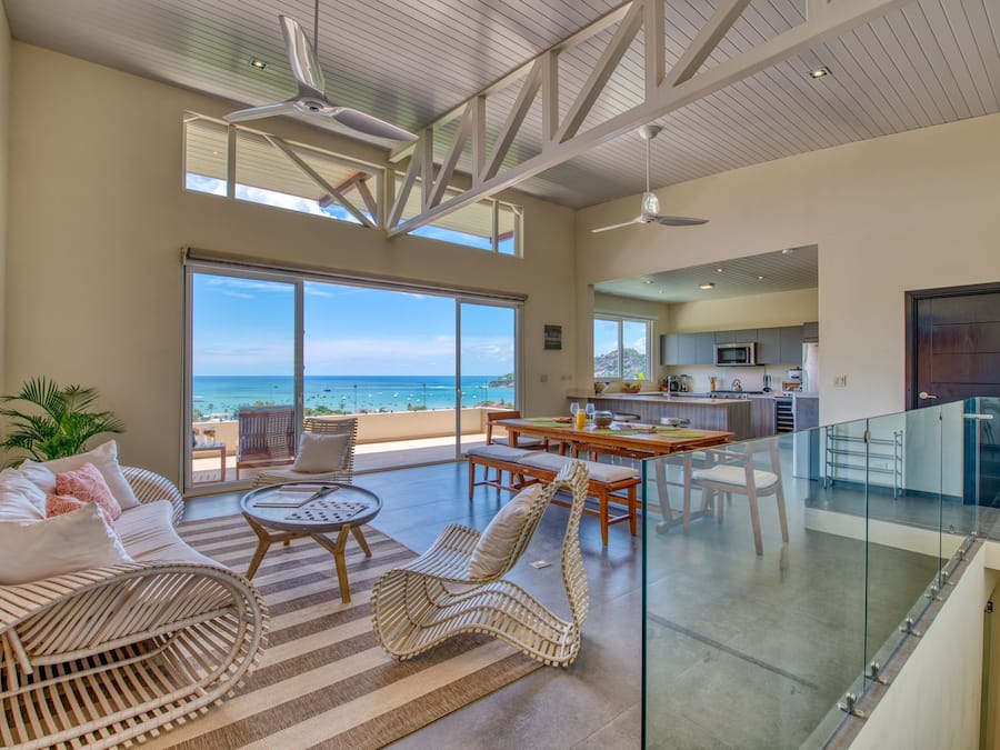 Een 42-inch flatscreentelevisie met digitale zenders en televisie