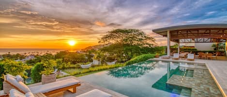 Vista frontal de la propiedad