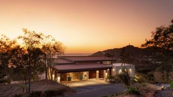 Signature Villa 9 bedroom, ocean view | In-room dining