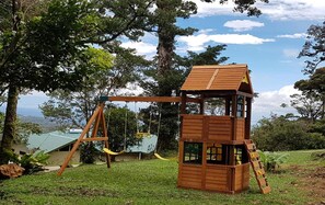 Children's play area - outdoor - Casa Familiar El Granero Monteverde (Monteverde)