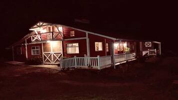 Bagian depan properti - sore/malam