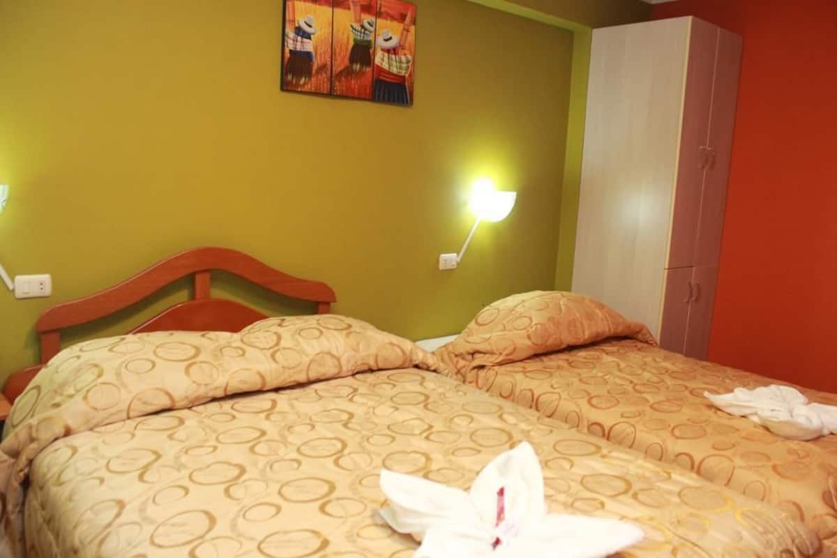 Chambre Triple Familiale, 1 chambre, vue montagne | Bureau, fer et planche à repasser, Wi-Fi gratuit