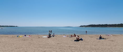 På stranden