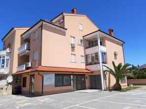 A multi-story building with balconies, air conditioning units, and a sign that reads "Al Dett". - Apartment Medulin, 200 m from the sea, 600 m from the sandy beach (Medulin)