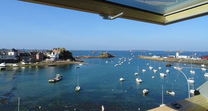 House in Loguivy harbour, direct sea view