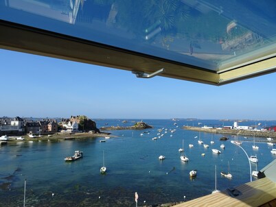 House in Loguivy harbour, direct sea view