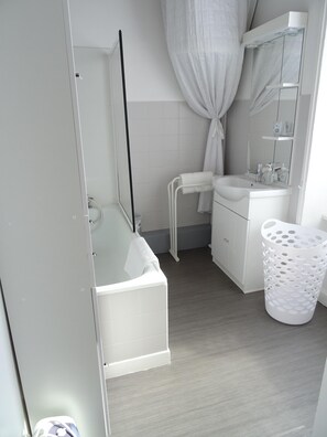 Bathtub, hair dryer