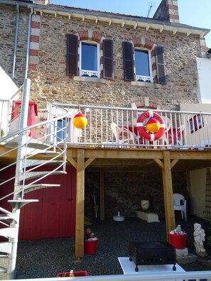 Façade côté port avec terrasse bois 