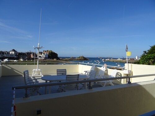 House in Loguivy harbour, direct sea view