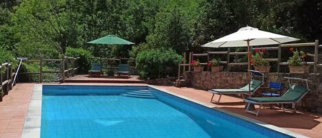 Una piscina al aire libre