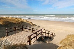 Beach nearby - * newly renovated * holiday home ** south terrace ** 300m to the beach / sea * (Den Haag)