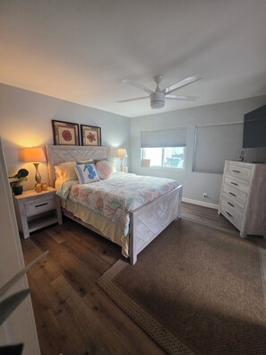 A bedroom with a bed, nightstands, a dresser, a ceiling fan, and a window with blinds. - 180°OceanViews, Private BeachHouse on Strand! LGDeck,F-pit,BBQ, AC, ... Sleeps8. (Oceanside)