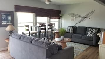 Smart-tv, pejs, dvd-afspiller, bøger