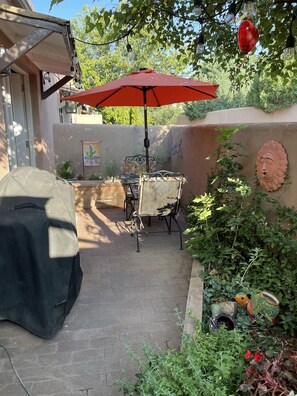 Outdoor dining - So. Capitol area quaint casita! Walk to Railyard & Plaza (Santa Fe)