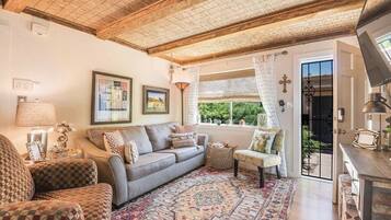 Smart-tv, eldstad och böcker