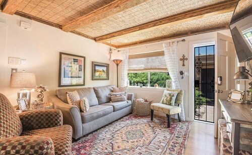 So. Capitol area quaint casita! Walk to Railyard & Plaza