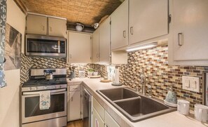 Fridge, microwave, oven, stovetop - So. Capitol area quaint casita! Walk to Railyard & Plaza (Santa Fe)