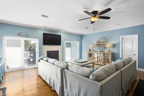 Smart TV, DVD player - Spectacular five-bedroom home on Pensacola Beach/Small Pets Allowed! (Pensacola Beach)