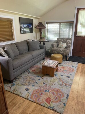 Een smart-tv en boeken