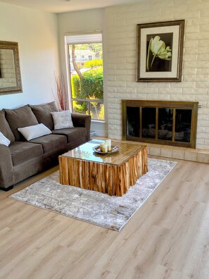 Smart TV, chimenea, reproductor de DVD y tenis de mesa 