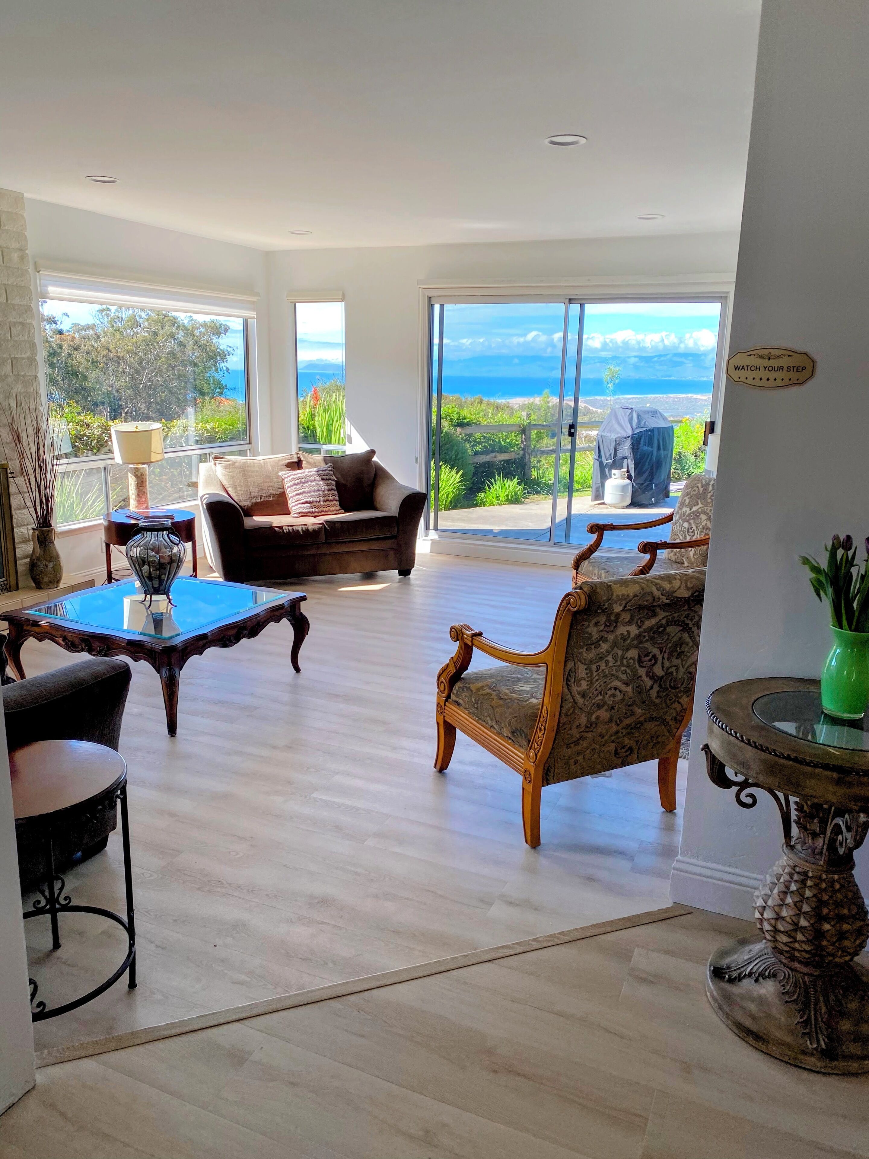 Älytelevisio, takka, DVD-soitin, pöytätennispöytä