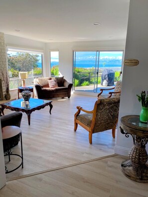 Smart TV, chimenea, reproductor de DVD y tenis de mesa 