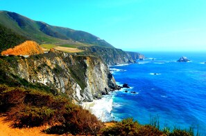 A coastal landscape with cliffs, a road, and the ocean. - Minutes from Morro Bay, Beaches, Montana De Oro, Wineries, Golf, Hiking (Los Osos)