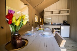 Familietelt, 2 soverom, privat bad, parkutsikt | Eget kjøkken | Kjøleskap, mikrobølgeovn (på forespørsel) og kokeplater