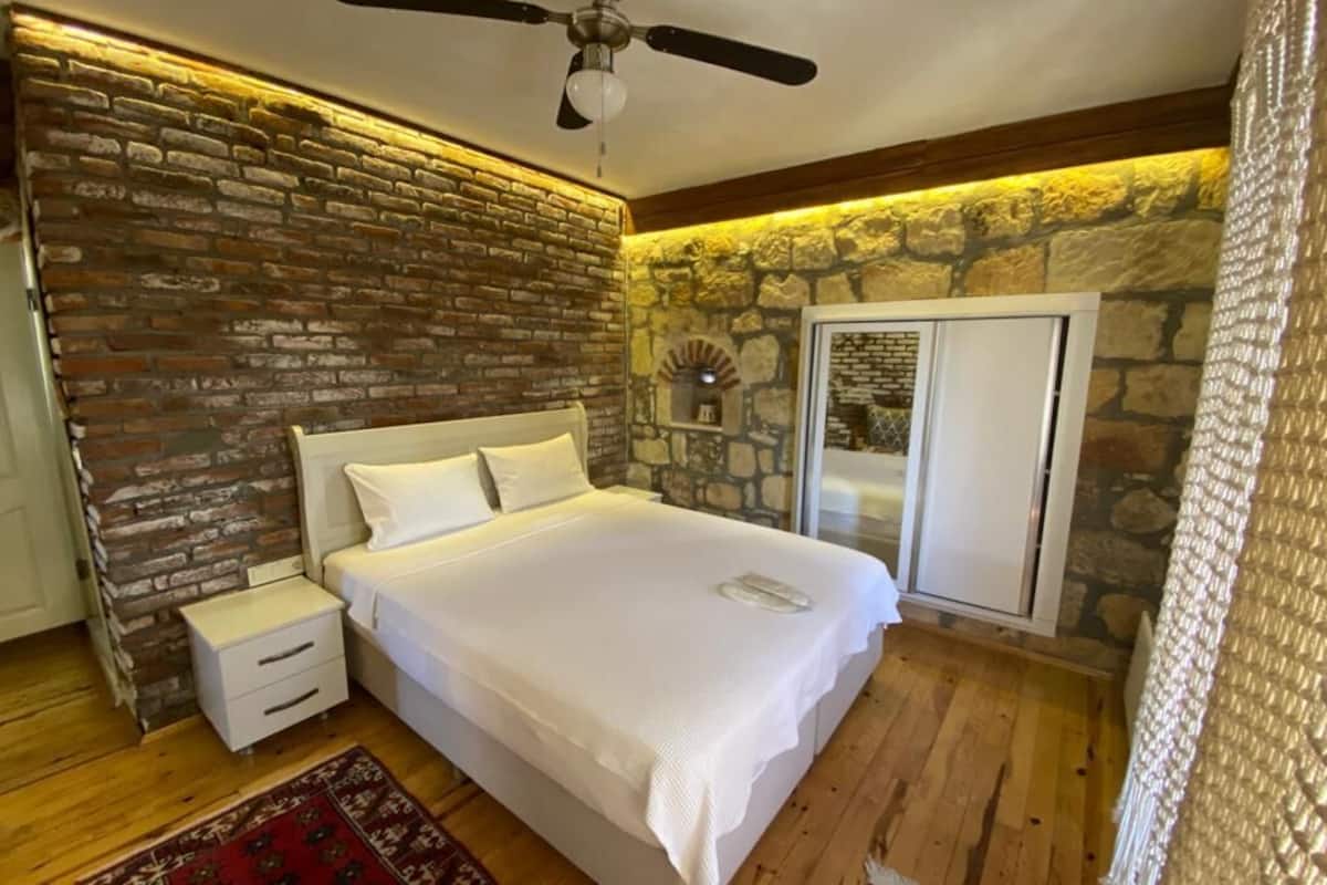 design double room, 1 king bed, mountain view with balcony | 1 bedroom, egyptian cotton sheets, premium bedding