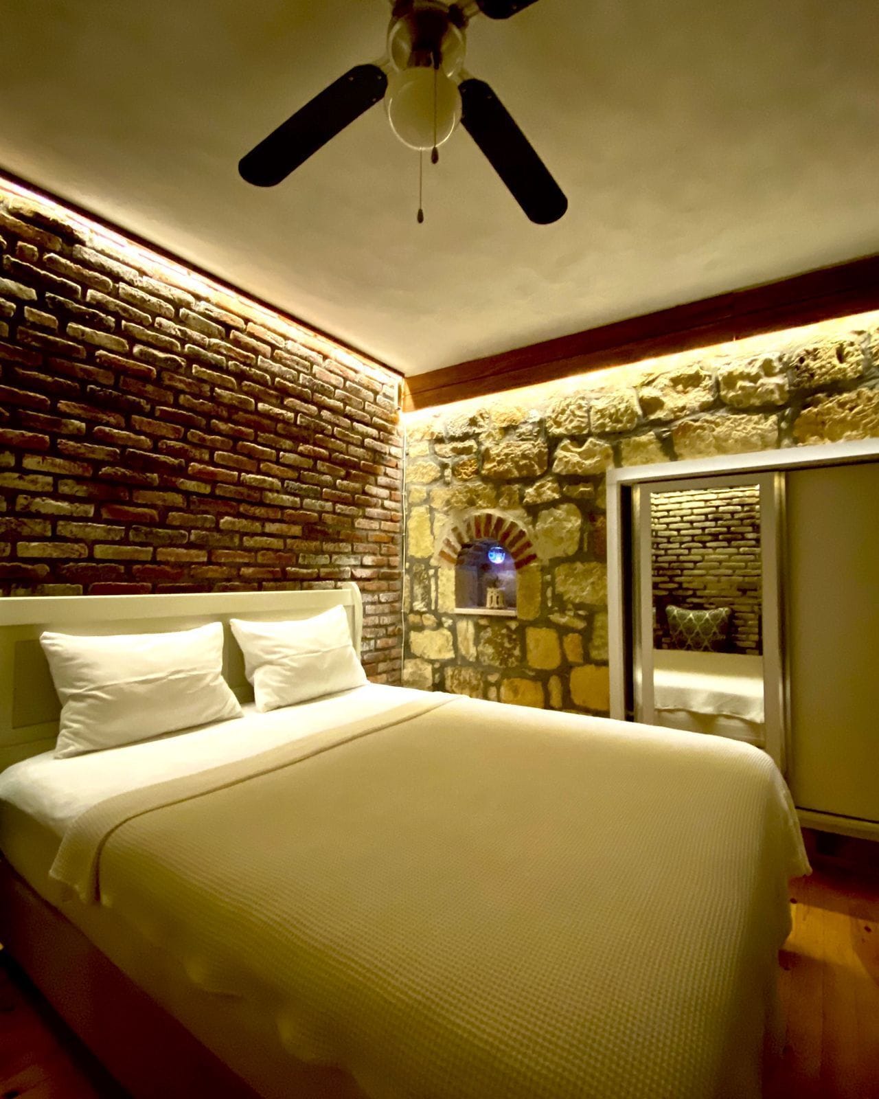 Design Double Room, 1 King Bed, Mountain View with Balcony | 1 kamar tidur, seprai katun Mesir, dan seprai premium