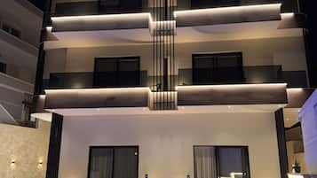 Een hotel met een zwembad, meerdere verdiepingen en een bord met de tekst 'MARISOL HOTEL'.