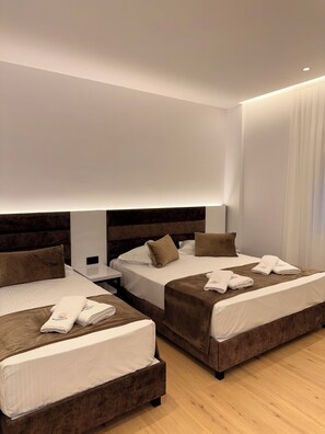 Egyptian cotton sheets, premium bedding, memory-foam beds, in-room safe - Marisol Hotel (Sarandë)