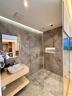 Shower, designer toiletries, hair dryer, towels - Marisol Hotel (Sarandë)